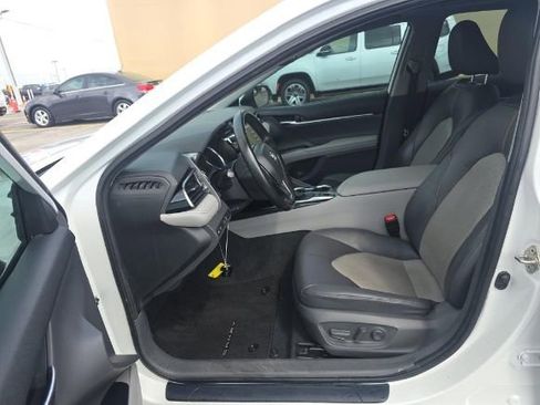 Used 2020 Toyota Camry XLE image 4