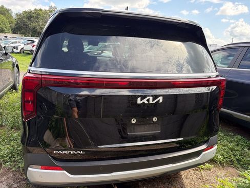 Used 2025 Kia Carnival FWD image 8