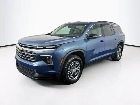 Used 2026 Chevrolet Traverse LT FWD image 3