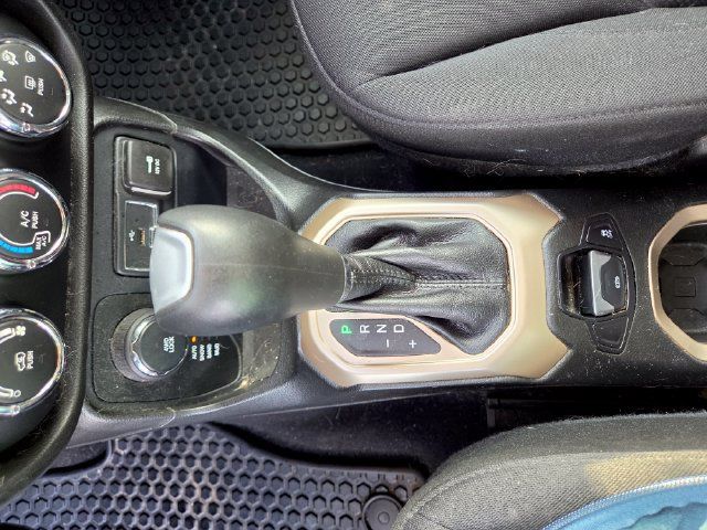 Used 2016 Jeep Renegade Latitude w/ Cold Weather Group AWD/4WD image 9