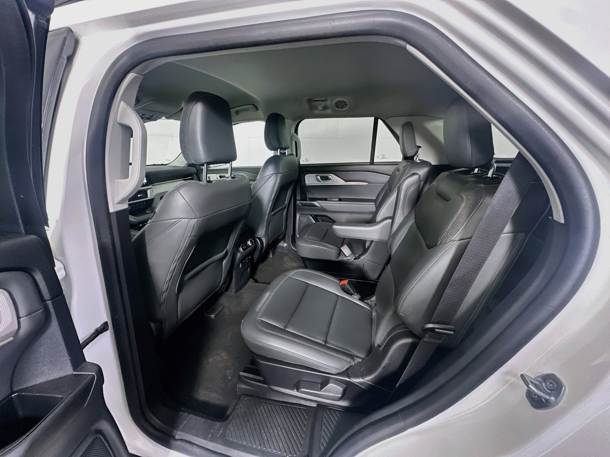 Used 2025 Ford Explorer Active w/ Active Comfort Package RWD image 29