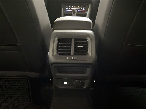 Used 2022 Volkswagen Tiguan SE image 65