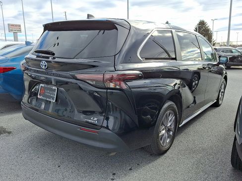 Certified 2024 Toyota Sienna LE image 4