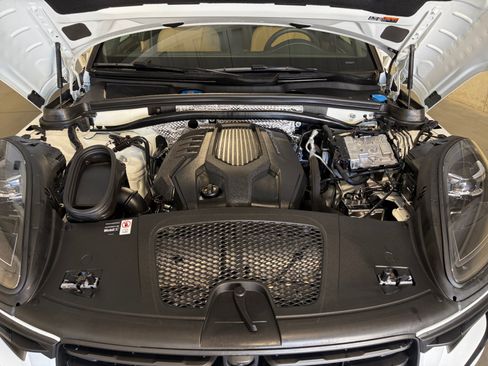Certified 2026 Porsche Macan AWD/4WD image 13
