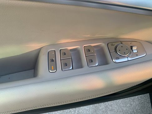 Used 2023 Genesis G70 2.0T image 12