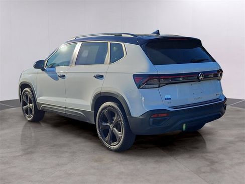 Certified 2025 Volkswagen Taos SE image 6