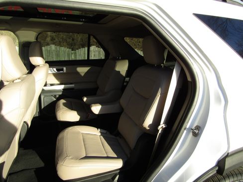 Used 2024 Ford Explorer Limited w/ Limited Technology Package image 20