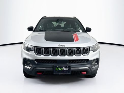 Used 2025 Jeep Compass Trailhawk AWD/4WD image 2