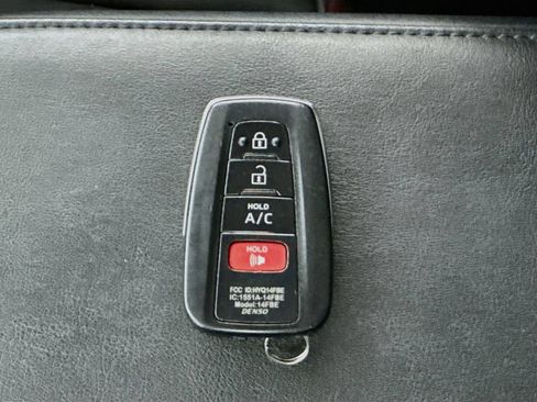 Used 2017 Toyota Prius Prime Advanced FWD image 29