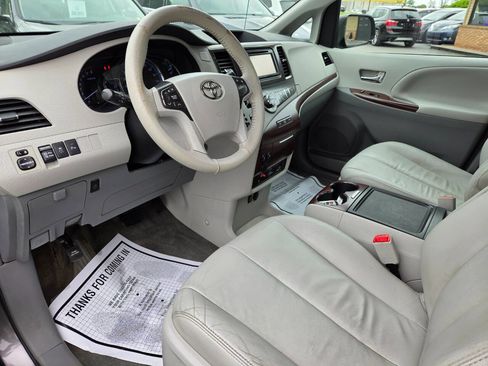 Used 2014 Toyota Sienna XLE w/ Entertainment Package FWD image 10