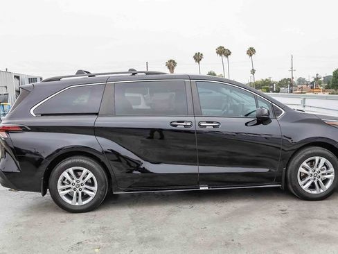 Used 2024 Toyota Sienna XLE w/ XLE Plus Package FWD image 13