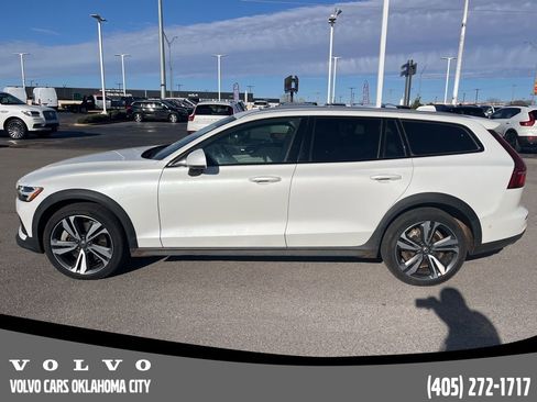 Certified 2024 Volvo V60 B5 Cross Country Plus w/ Protection Package Premier image 8