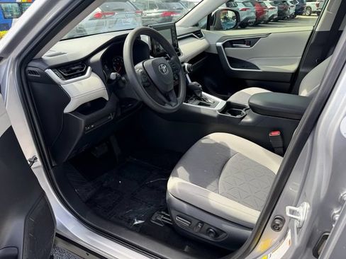Used 2020 Toyota RAV4 XLE w/ Convenience Package FWD image 8