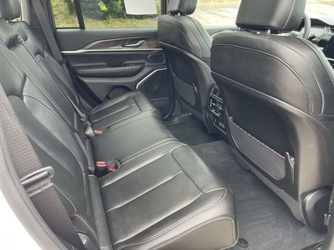 Used 2024 Jeep Grand Cherokee Limited w/ Black Appearance Package AWD/4WD image 15