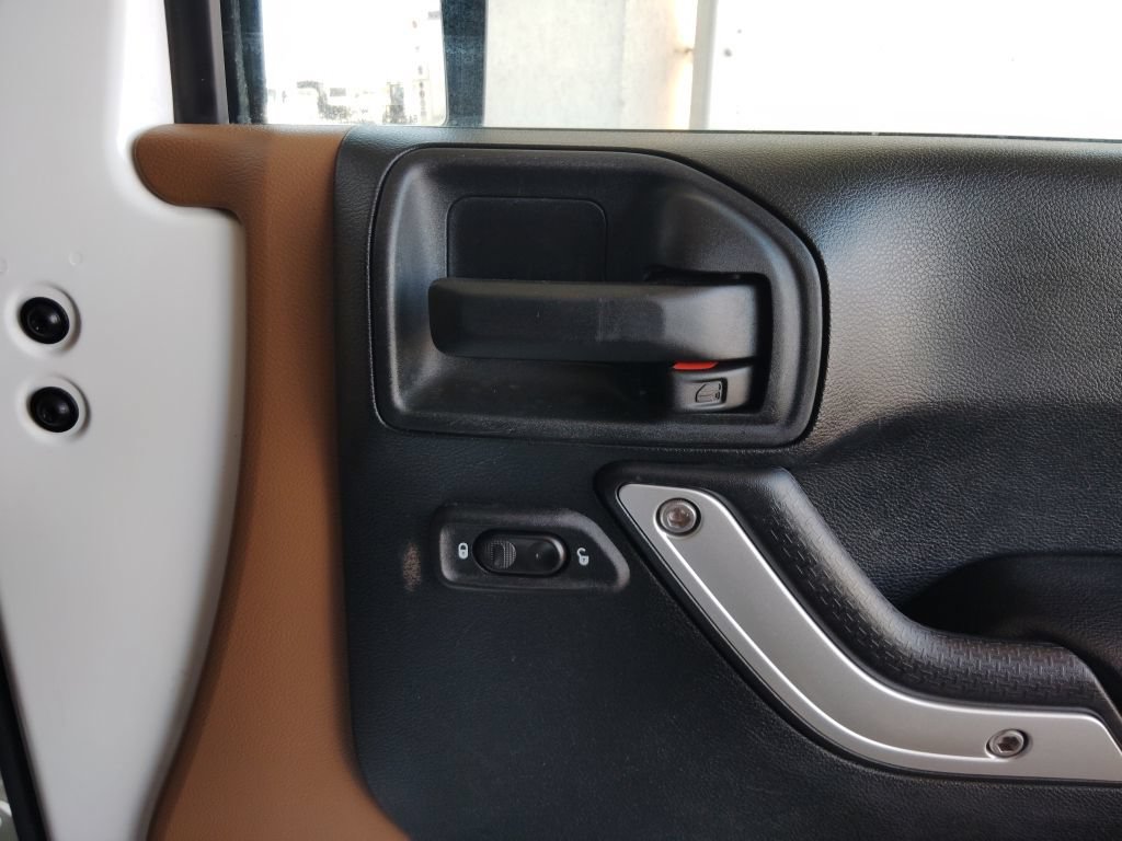 Used 2016 Jeep Wrangler Unlimited Rubicon w/ Connectivity Group AWD/4WD image 12