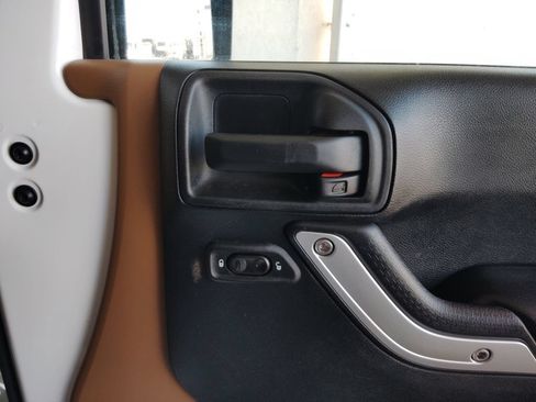 Used 2016 Jeep Wrangler Unlimited Rubicon w/ Connectivity Group AWD/4WD image 12