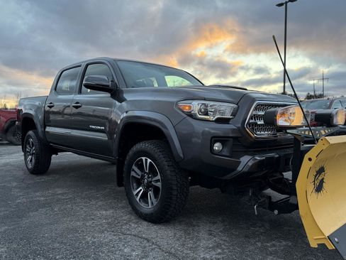 Used 2016 Toyota Tacoma TRD Sport image 4
