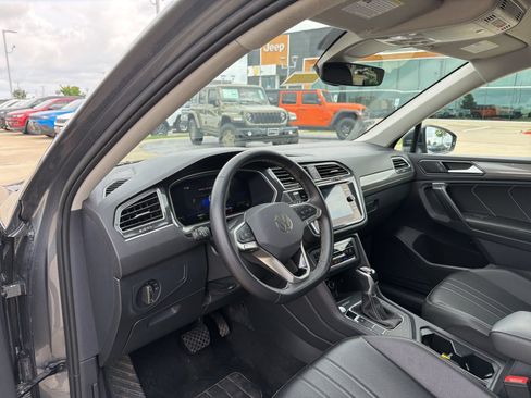 Used 2024 Volkswagen Tiguan SE FWD image 11