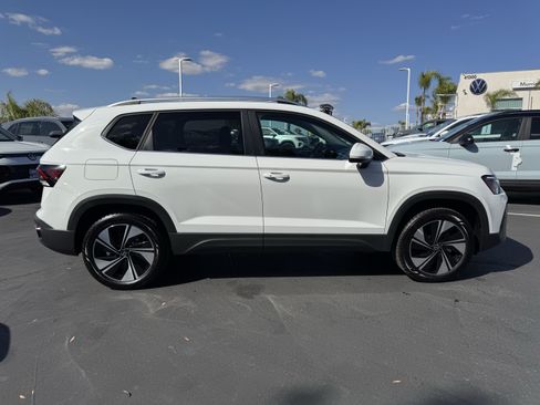 Used 2025 Volkswagen Taos SE AWD/4WD image 10