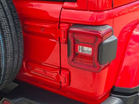 Certified 2025 Jeep Wrangler Unlimited Sahara w/ Safety Group AWD/4WD image 11