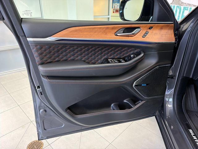 Used 2025 Jeep Grand Cherokee Summit AWD/4WD image 13