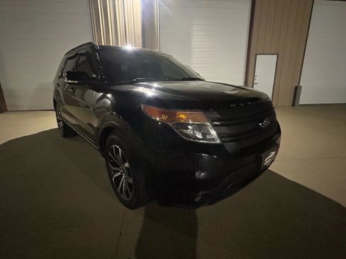 Used 2015 Ford Explorer XLT w/ Equipment Group 202A image 4