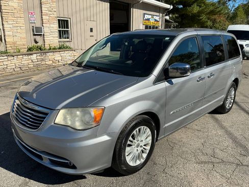 Used 2013 Chrysler Town & Country Touring-L w/ Driver Convenience Group image 7