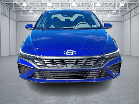 Certified 2025 Hyundai Elantra SE image 2