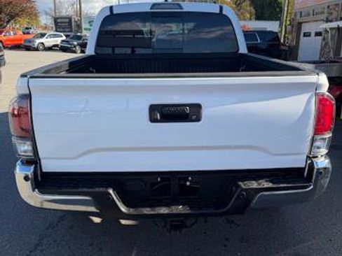 Used 2017 Toyota Tacoma TRD Off-Road w/ Tow Package (A/T) image 3