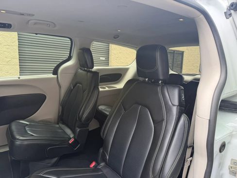 Used 2023 Chrysler Pacifica Touring-L FWD image 29