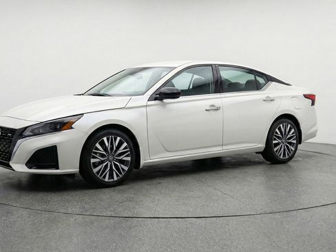 Used 2025 Nissan Altima 2.5 SV image 3