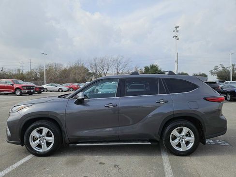 Used 2022 Toyota Highlander LE image 4