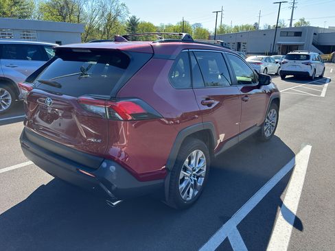 Used 2022 Toyota RAV4 XLE Premium image 4