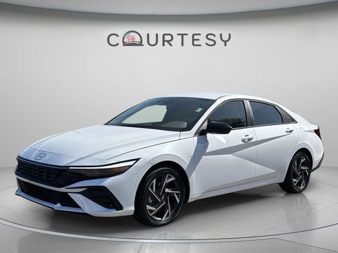 Used 2025 Hyundai Elantra SEL FWD image 1