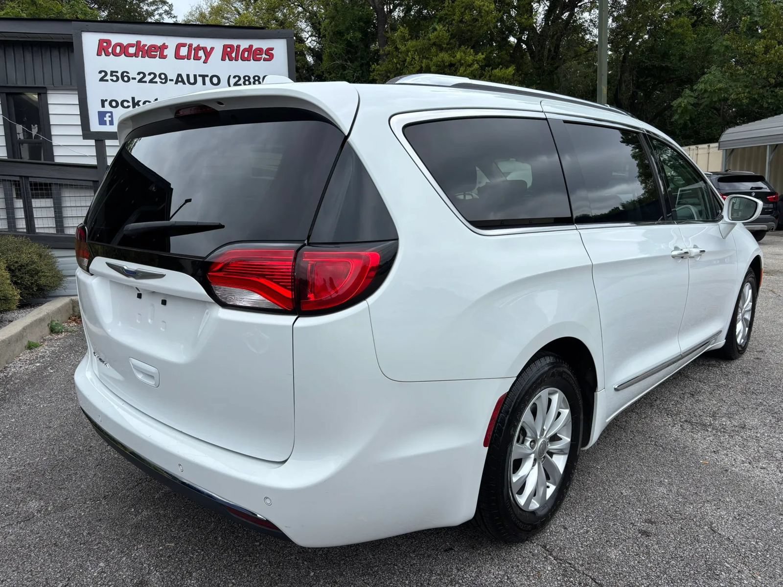 Used 2018 Chrysler Pacifica Touring-L FWD image 3