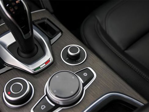 Used 2023 Alfa Romeo Stelvio Ti image 23