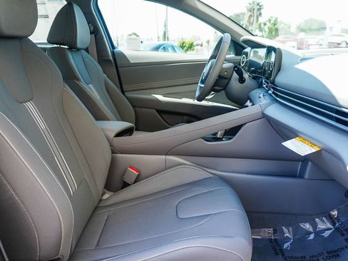 Certified 2025 Hyundai Elantra Hybrid FWD image 18