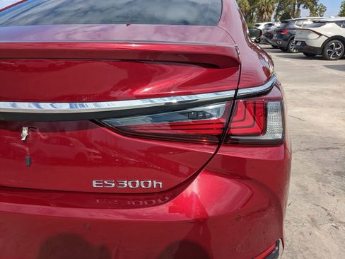 Used 2024 Lexus ES 300h 300h Luxury w/ Technology Package image 12