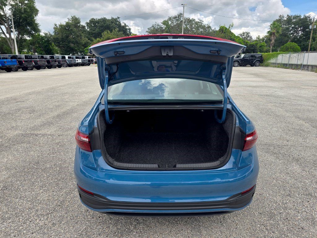Used 2025 Volkswagen Jetta SE FWD image 35