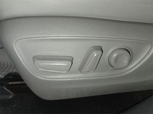 Used 2022 Toyota Highlander XLE image 12