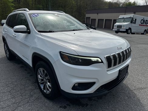 Used 2019 Jeep Cherokee Latitude Plus w/ Cold Weather Group AWD/4WD image 5