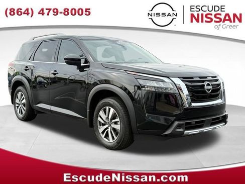 Used 2025 Nissan Pathfinder SL image 1