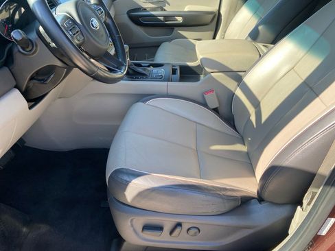 Used 2017 Kia Sedona LX w/ LX Essentials Premium Package FWD image 34