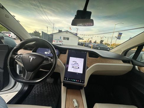 Used 2018 Tesla Model X 75D AWD/4WD image 29