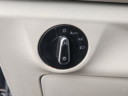 Used 2023 Volkswagen Jetta SE w/ Panoramic Sunroof Package image 25