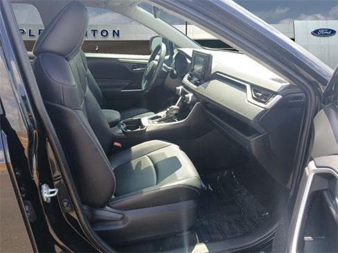Used 2021 Toyota RAV4 XLE Premium image 15