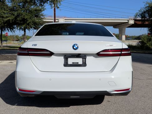 Used 2026 BMW i5 eDrive40 w/ Premium Package RWD image 8