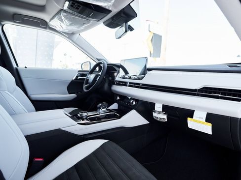 New 2025 Mitsubishi Outlander SE image 26