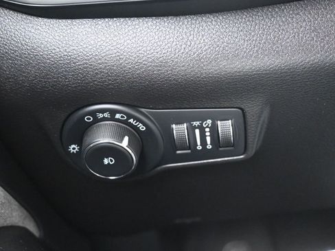 Used 2023 Jeep Compass Latitude AWD/4WD image 17