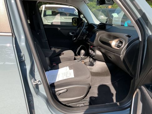 Used 2017 Jeep Renegade Latitude AWD/4WD image 5
